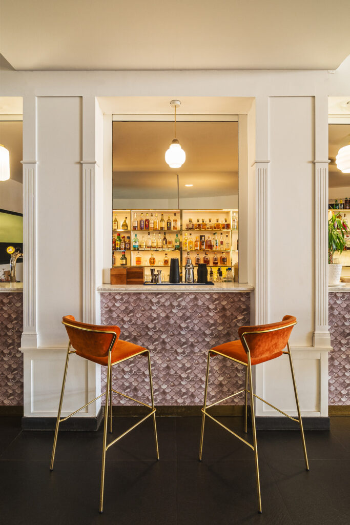 Bar élégant de l’hôtel Exsel Créolia, ambiance chaleureuse et moderne.