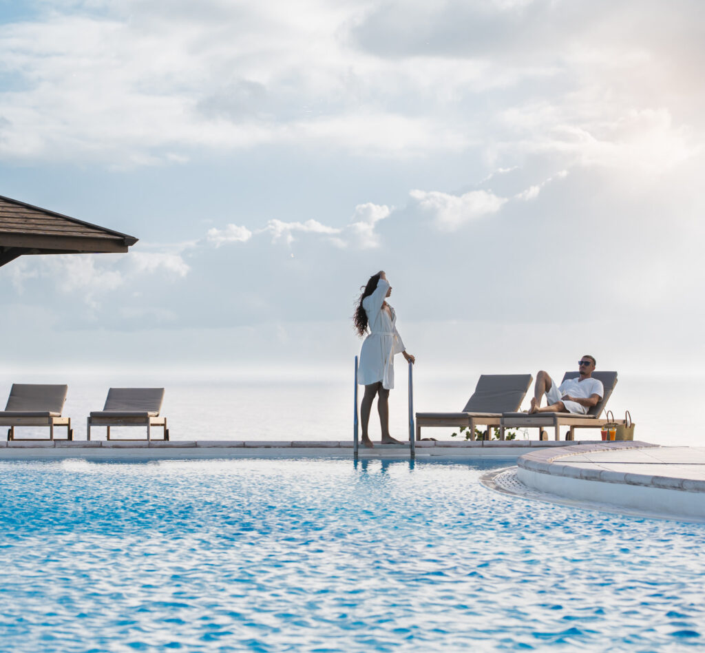Piscine extérieure de l’hôtel Exsel Créolia, offrant une vue panoramique sur l’océan Indien et la ville de Saint-Denis.