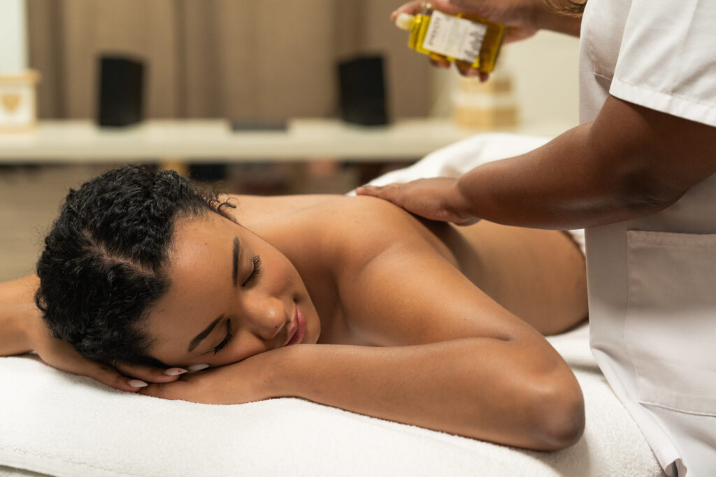 Massage du dos relaxant au spa du Créolia, ambiance zen et lumière douce.
