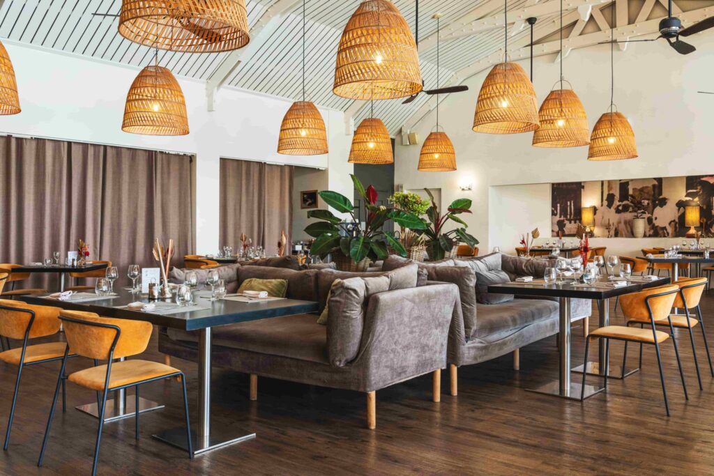 Creolia Salle Restaurant 1 V2 Noir moins profond.jpg