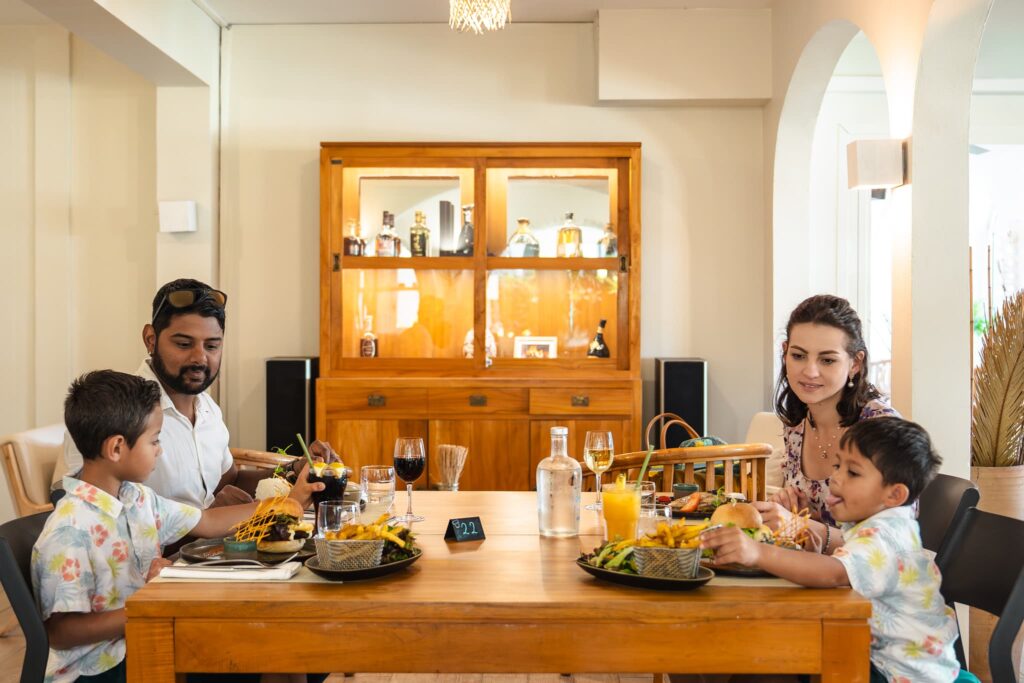 Victoria restauration diner famille BD